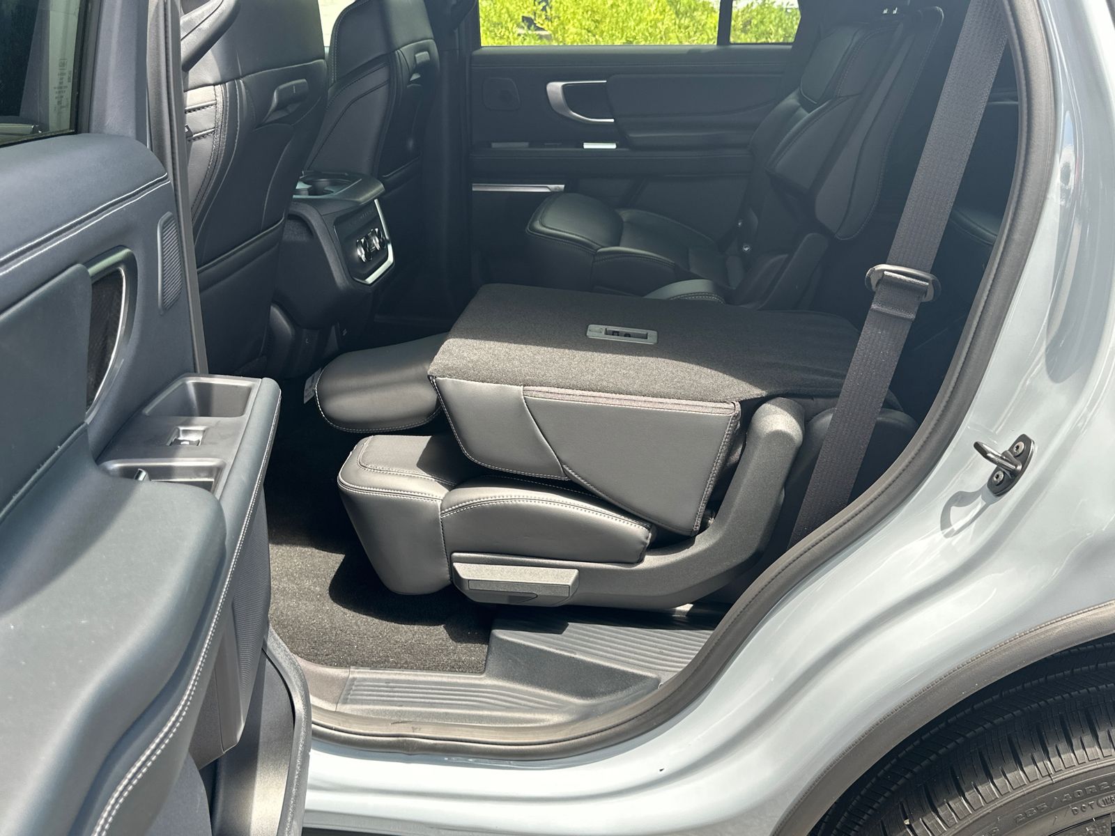 New 2026 Glacier Gray Metallic Tri-Coat Ford Platinum® image 23