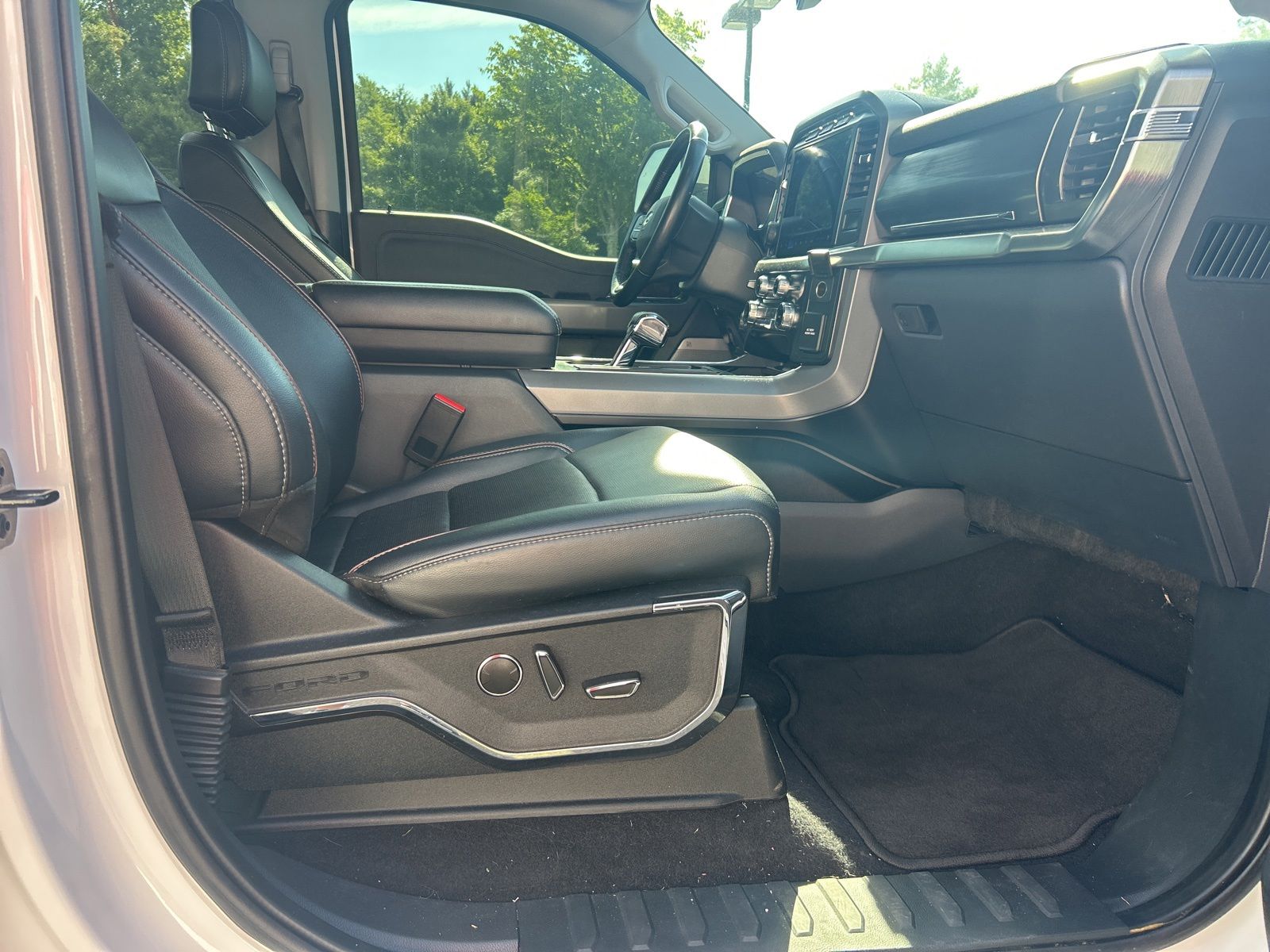 Certified Used 2023 Oxford White Ford Lariat image 27