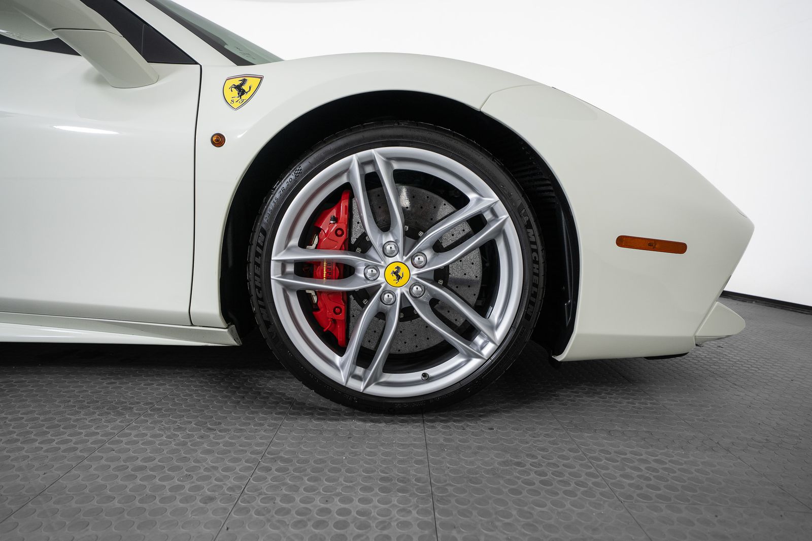 2019 Ferrari 488 Spider — full photo 40 of 43