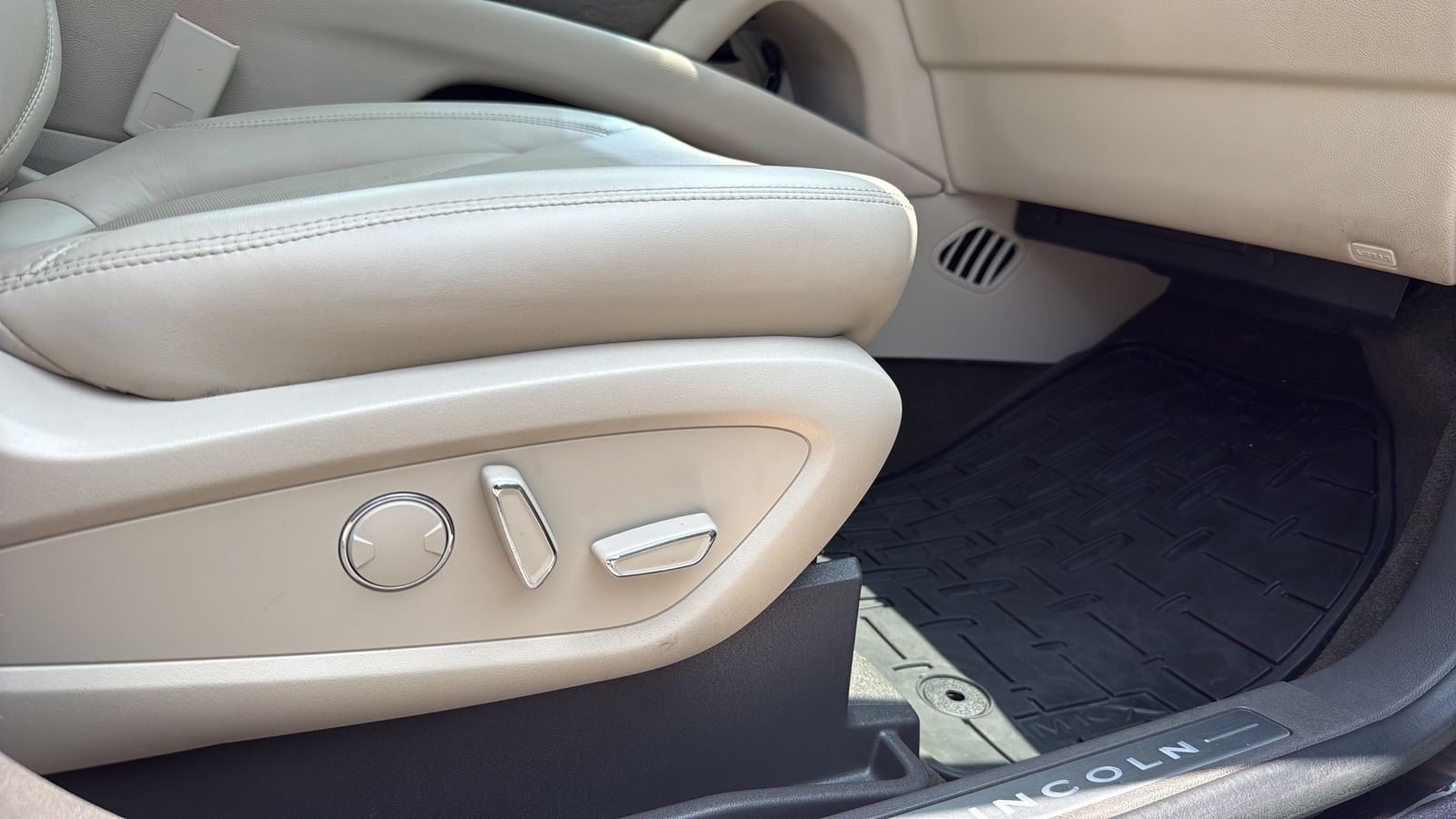 Used Car 2020 Lincoln Nautilus  Reserve For Sale Under $30,000 In Austin, Texas