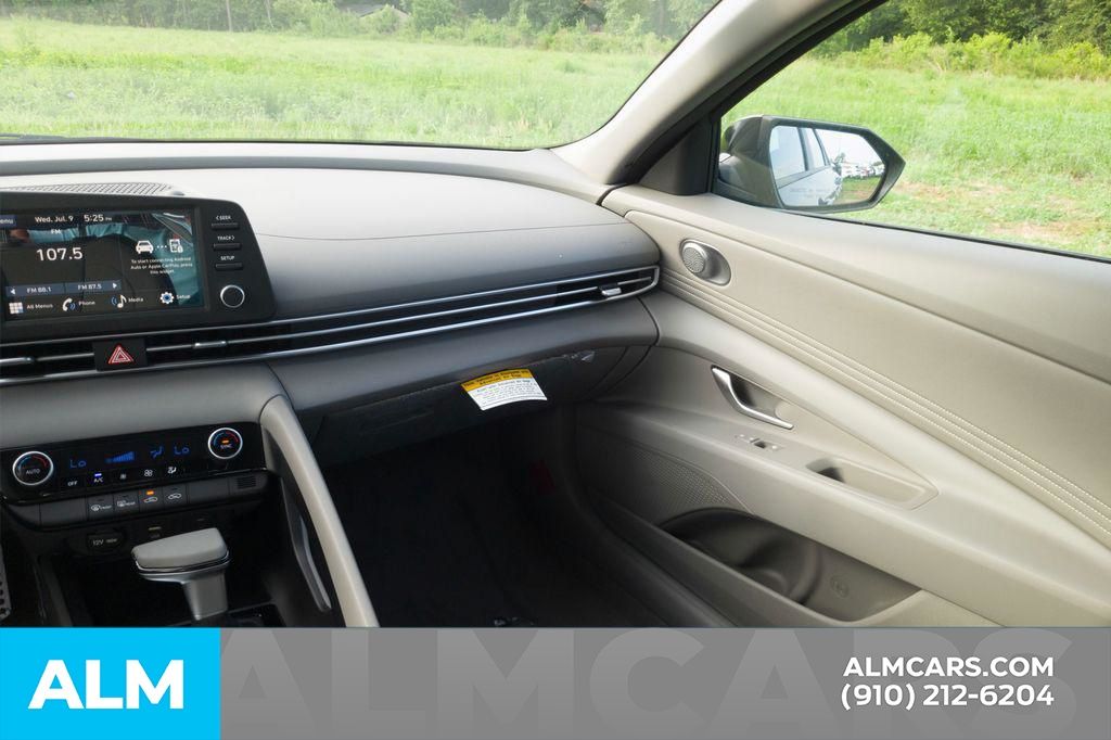 Used 2025 Gray Hyundai SEL Sport image 17