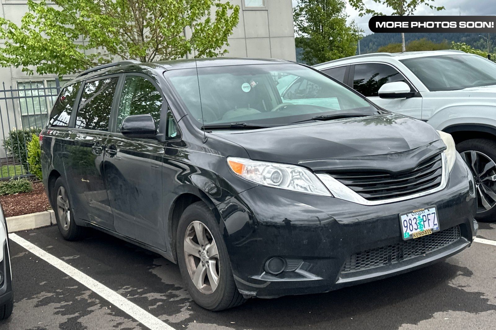 Black 2014 Toyota Sienna LE 7-Passenger Auto Access Seat Minivan Front-Wheel Drive 6-Speed Automatic Overdrive