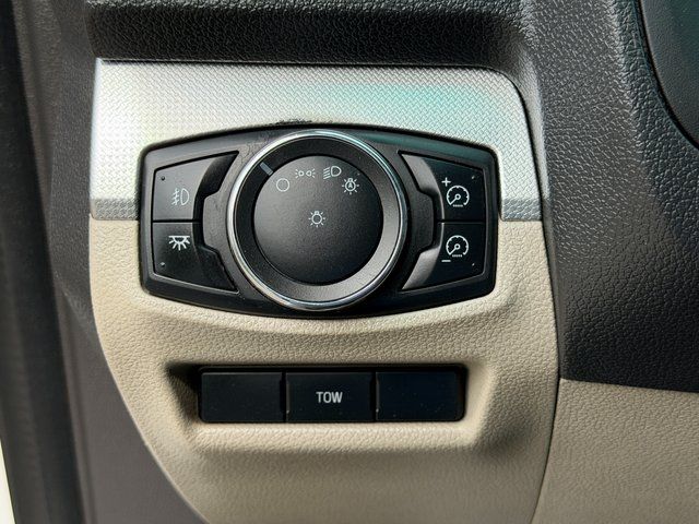 Used 2013 White Platinum Clearcoat Metallic Ford XLT image 24