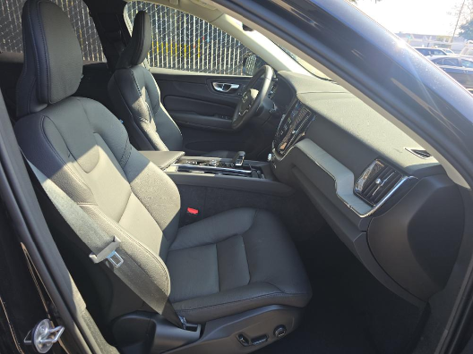 Used 2025  Volvo B5 Plus image 8