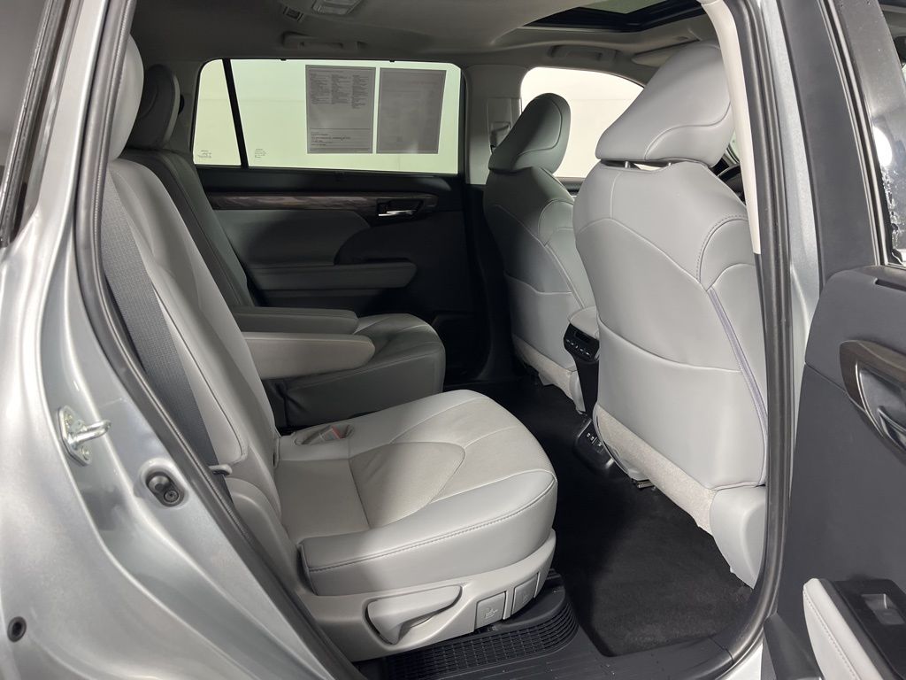 Thumbnail: 2021 Toyota Highlander - 10