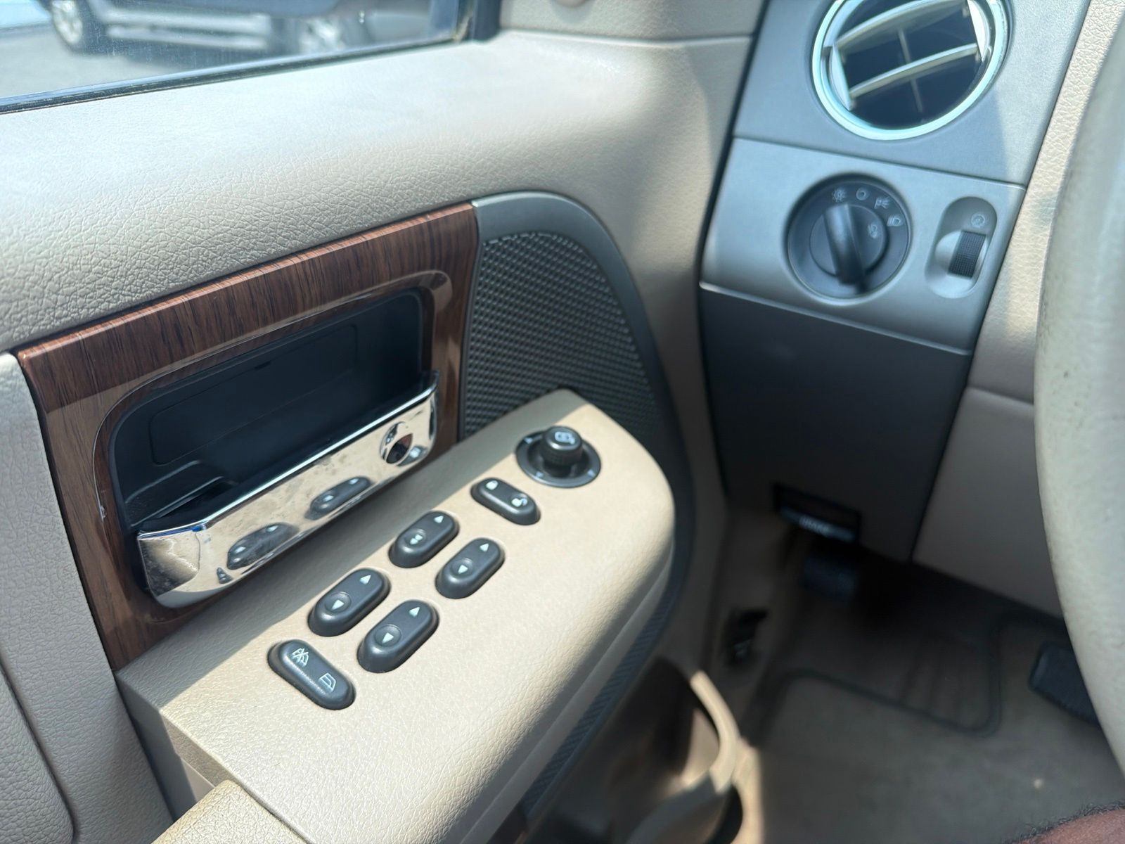 Used 2004  Ford Lariat image 18