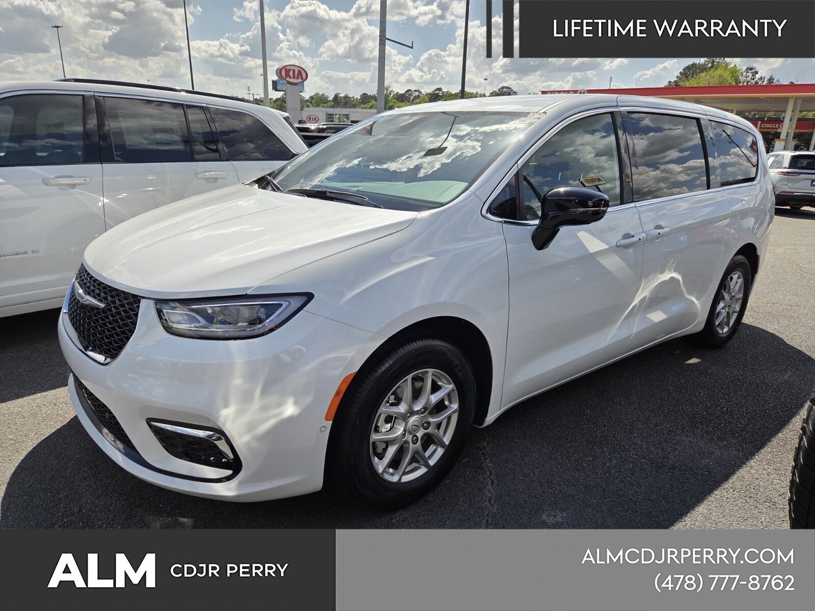 2026 Chrysler Pacifica Select's photo