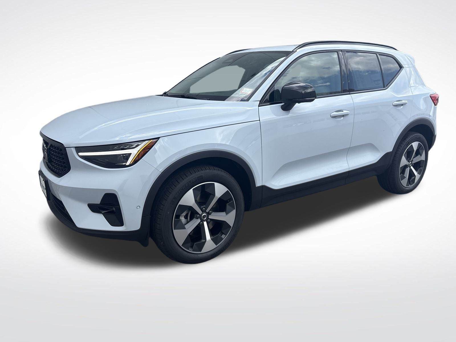 White (Cloud) 2026 Volvo XC40 SUV / Crossover All-Wheel Drive Automatic
