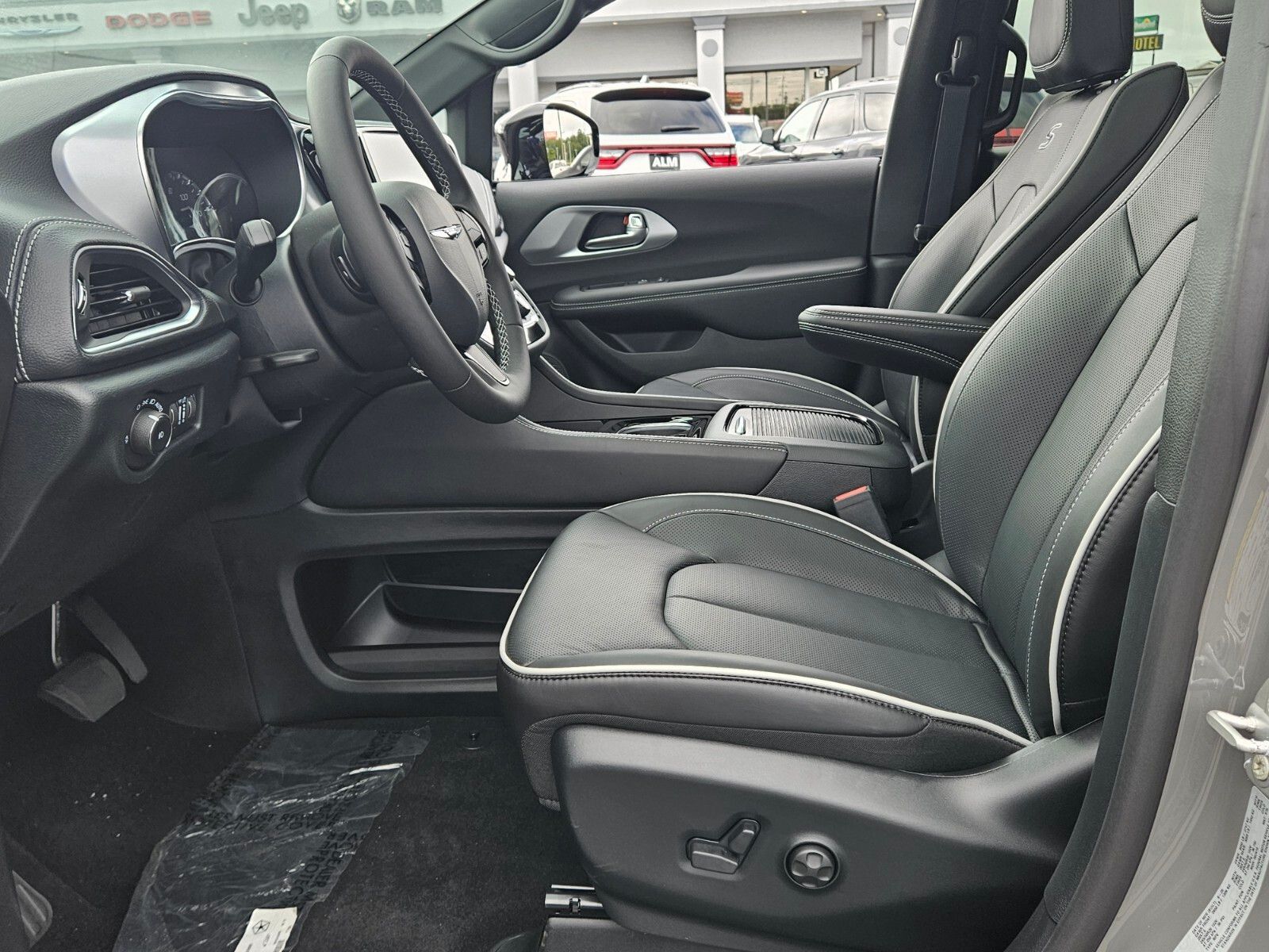2025 Chrysler Pacifica Limited photo 3