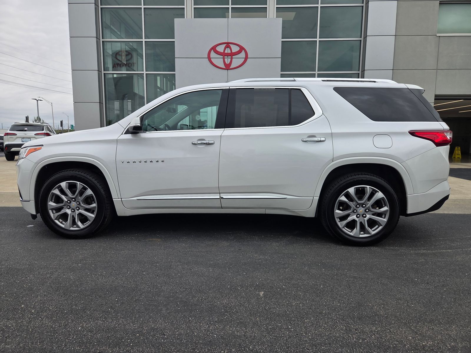 used 2021 Chevrolet Traverse car, priced at $27,244