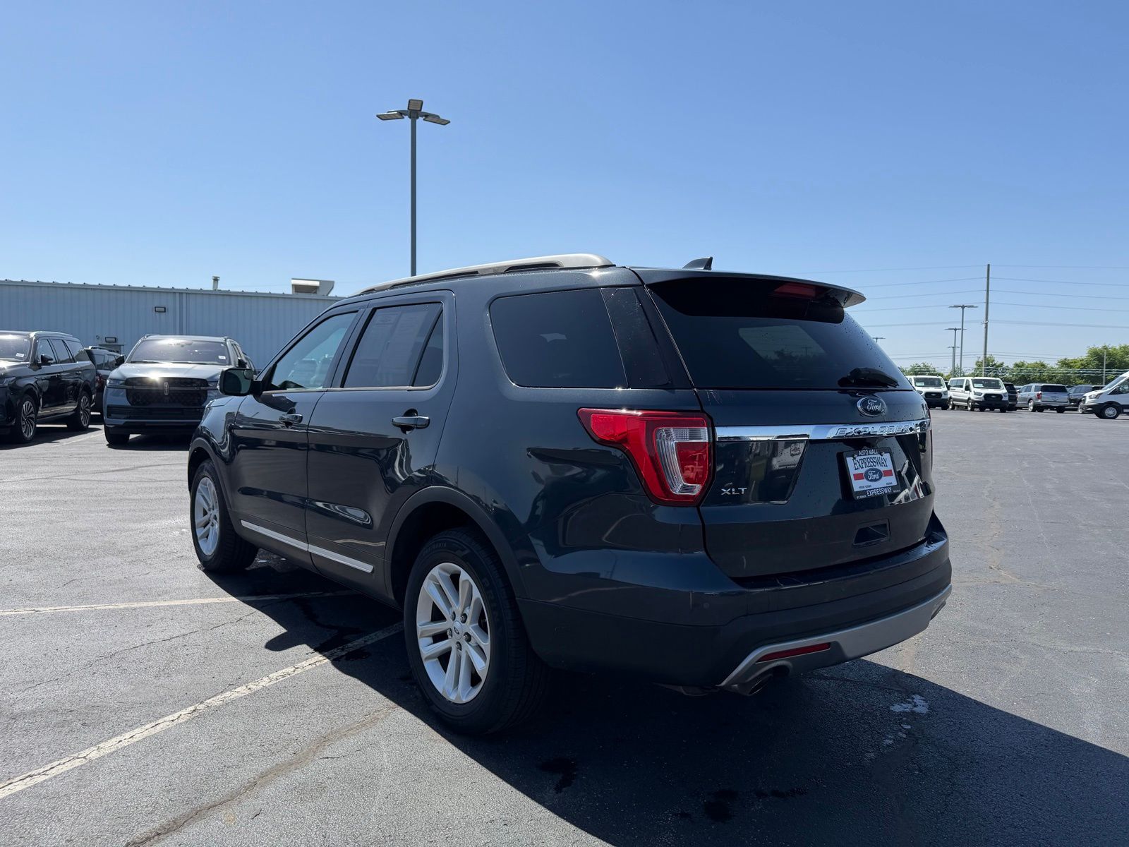 2017 Ford Explorer image 8