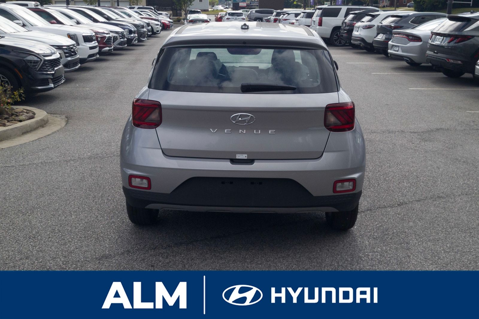2025 Hyundai Venue SE photo 3
