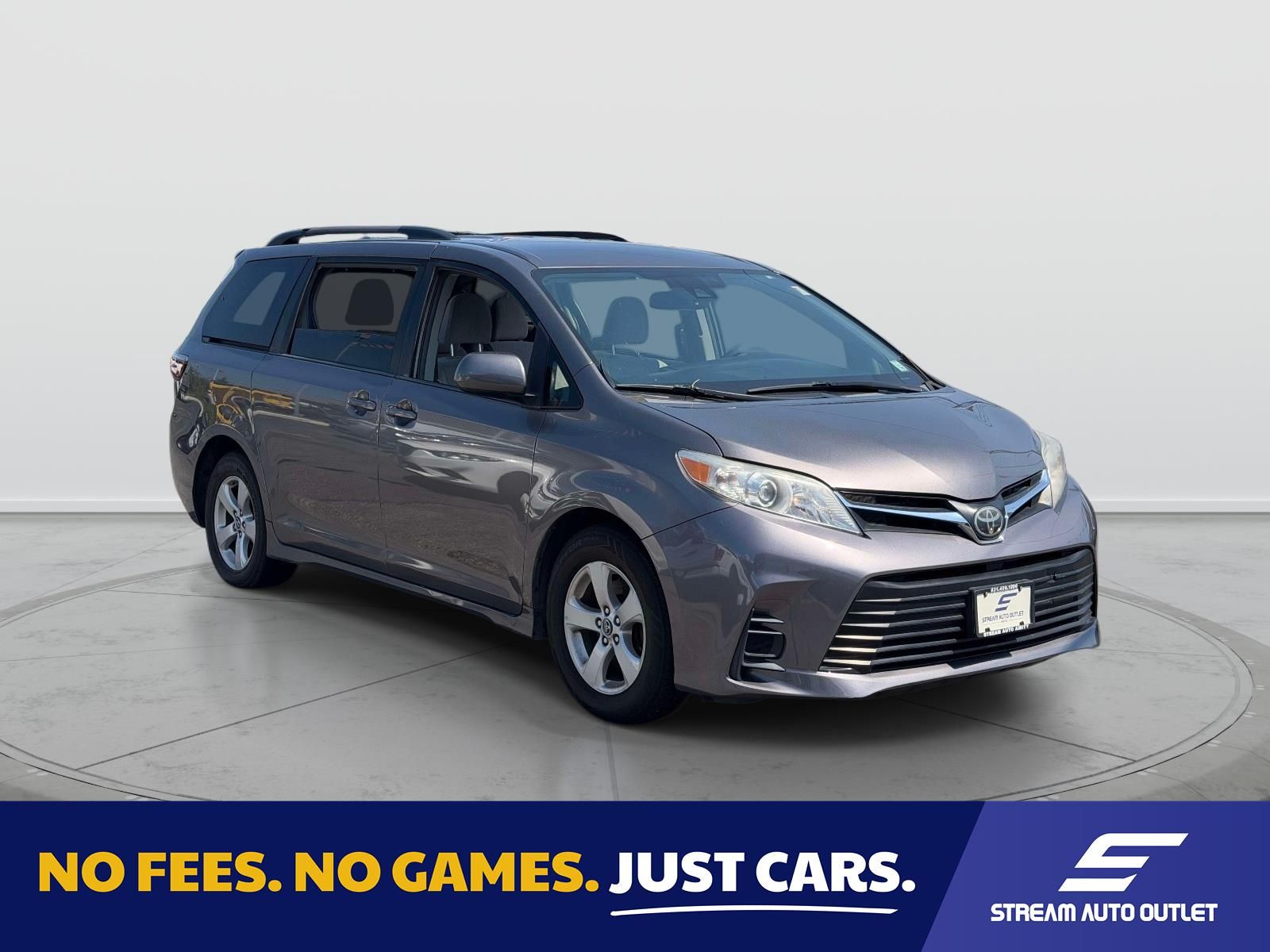 2018 Toyota Sienna LE V6 8-Passenger's photo
