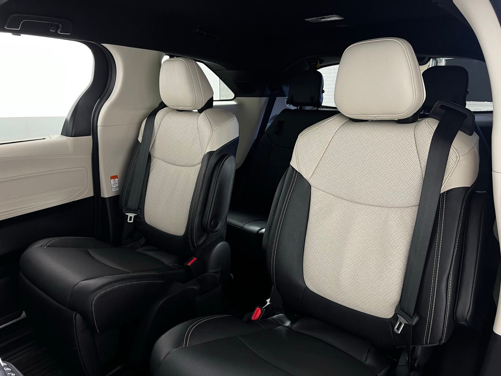 2025 Toyota Sienna Platinum 25