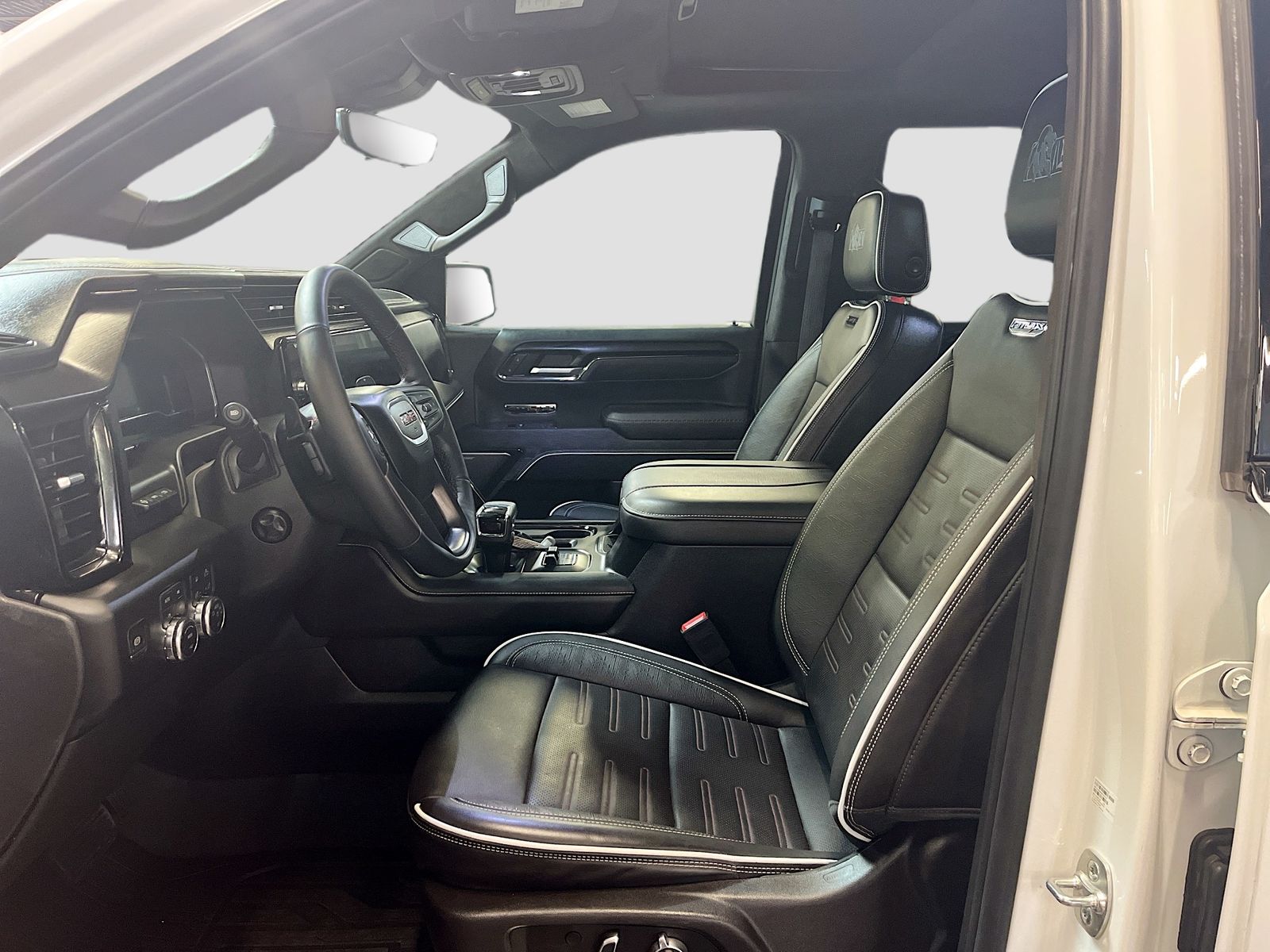 Used 2025 White GMC AT4X image 22