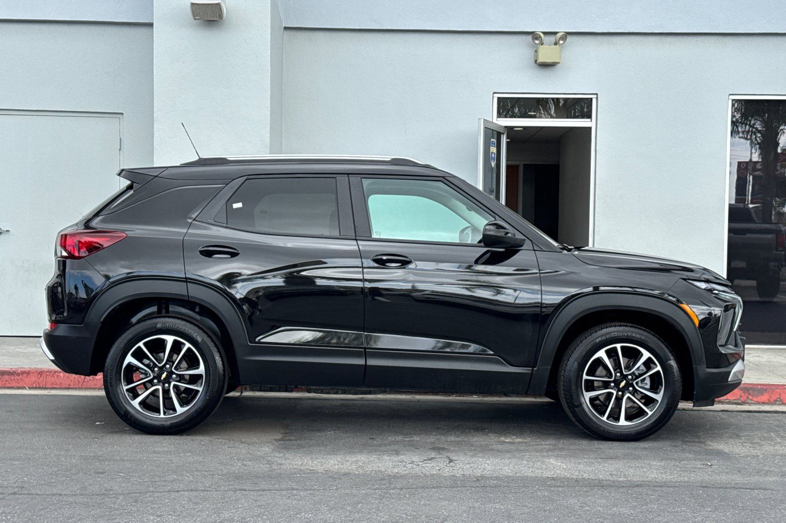 View vehicle photo 3