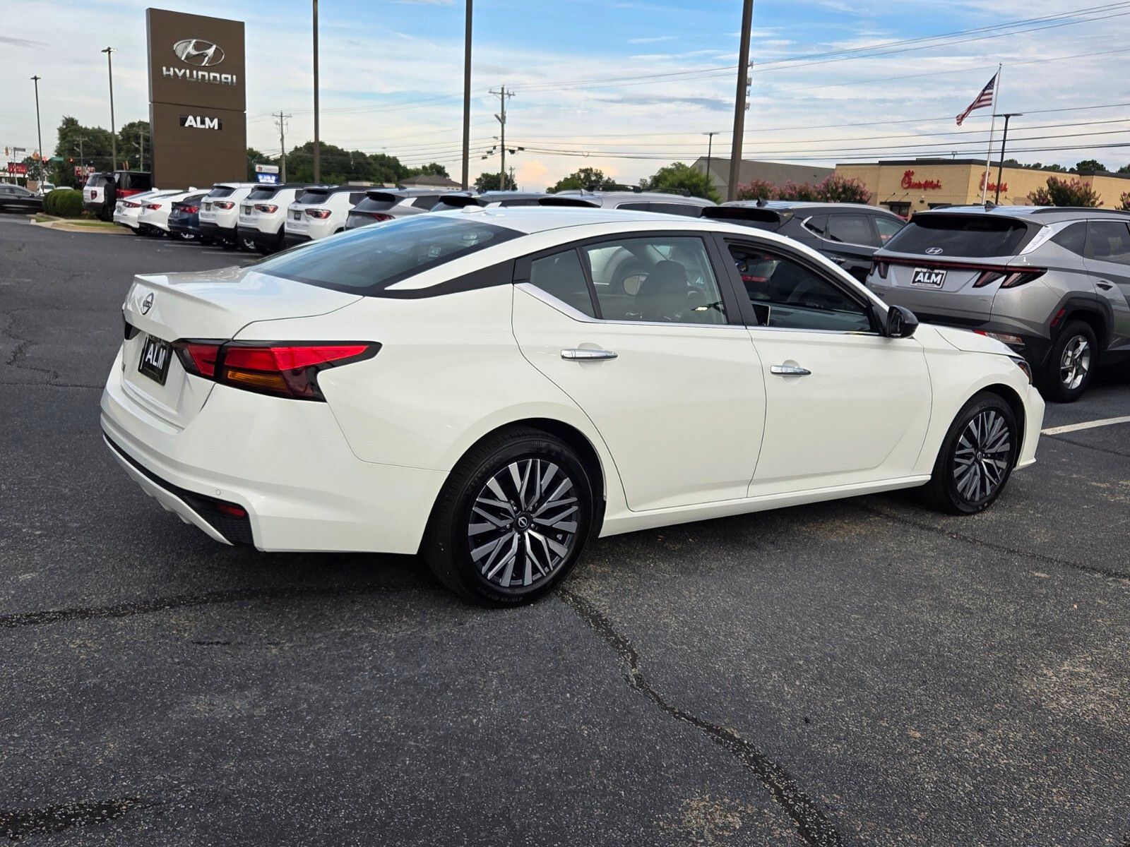 Used 2025 Glacier White Nissan 2.5 SV image 13