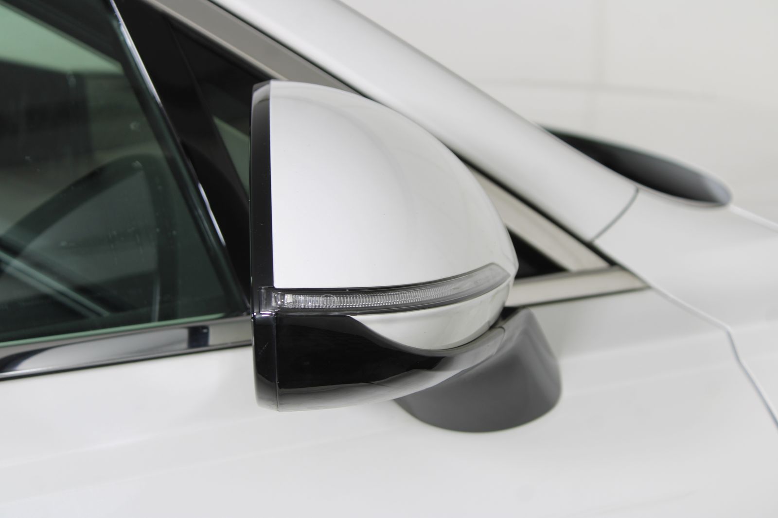 Used 2025 White Genesis 2.5T image 25