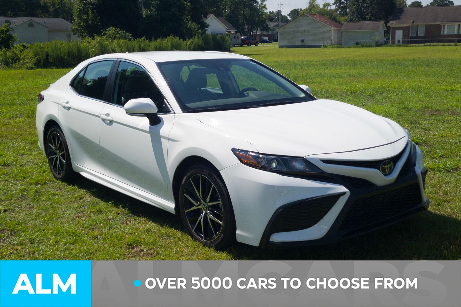 Used 2023 Ice Toyota SE image 3