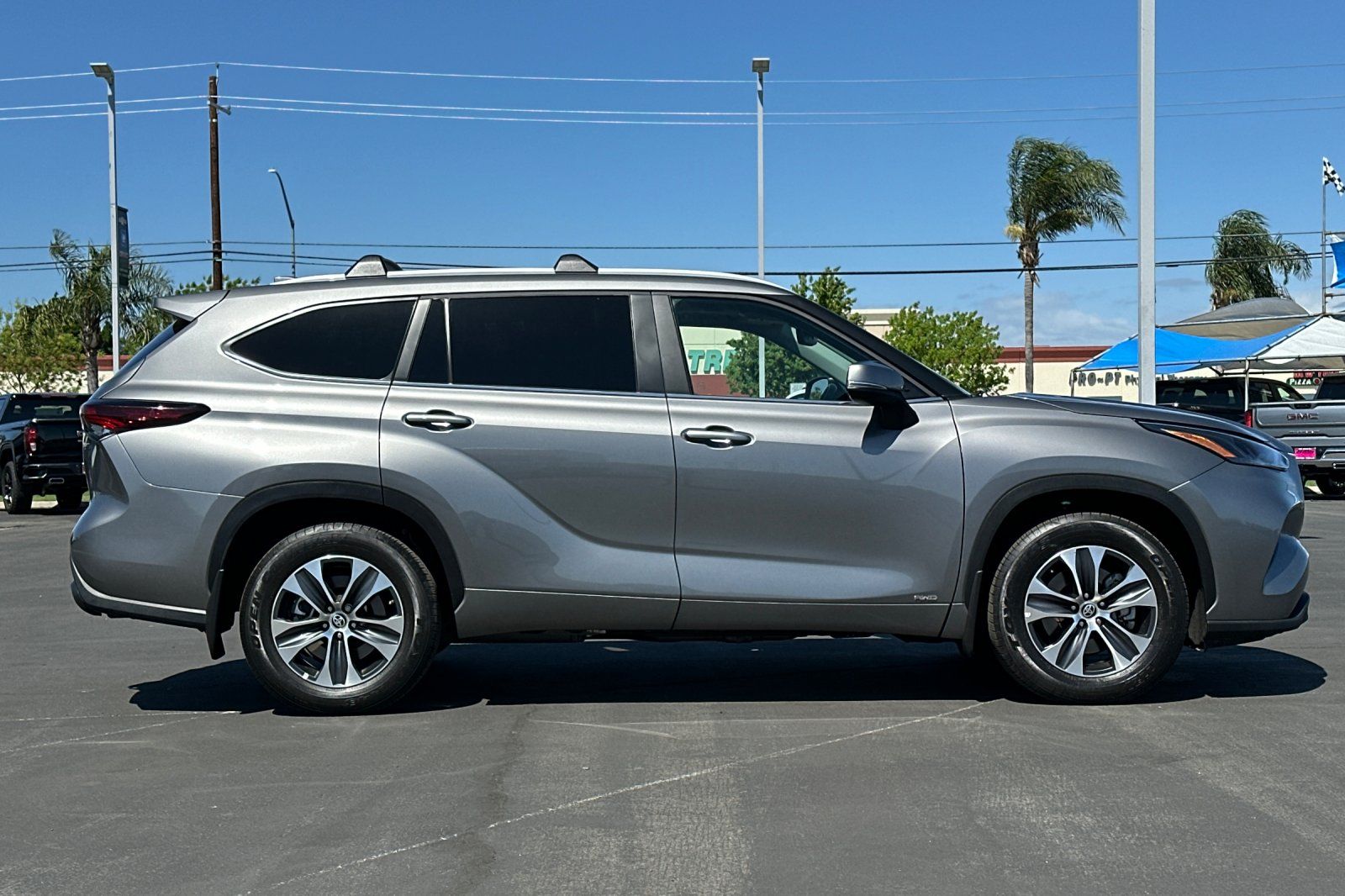 View vehicle photo 3