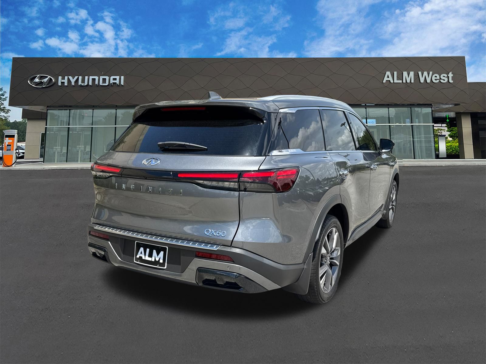 Used 2024 Gray INFINITI LUXE image 5