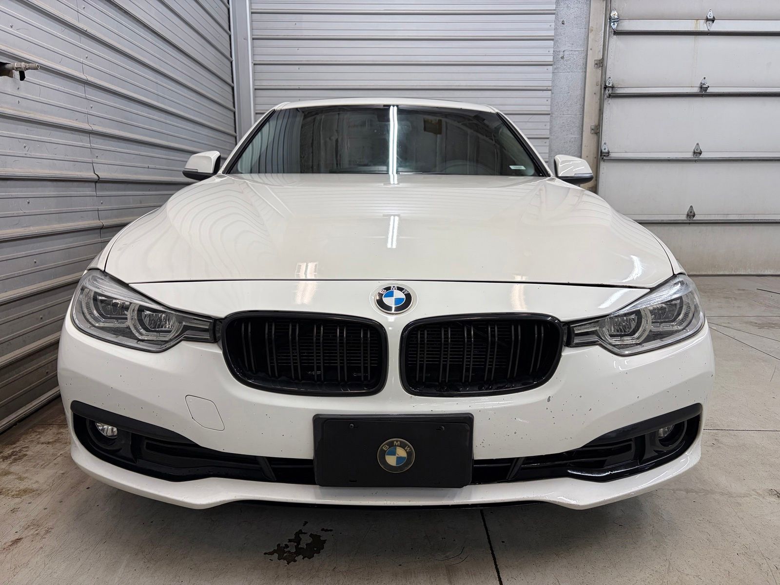 Photo 2 of 2018 BMW 3 Series 320i xDrive