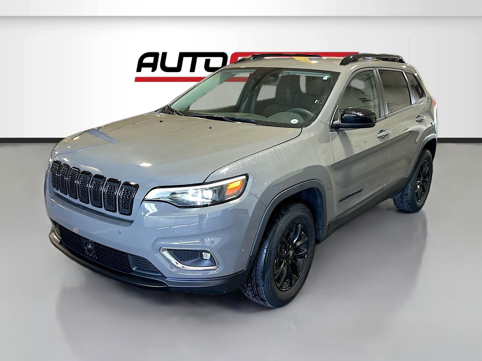 Used 2023 Gray Jeep Altitude image 3
