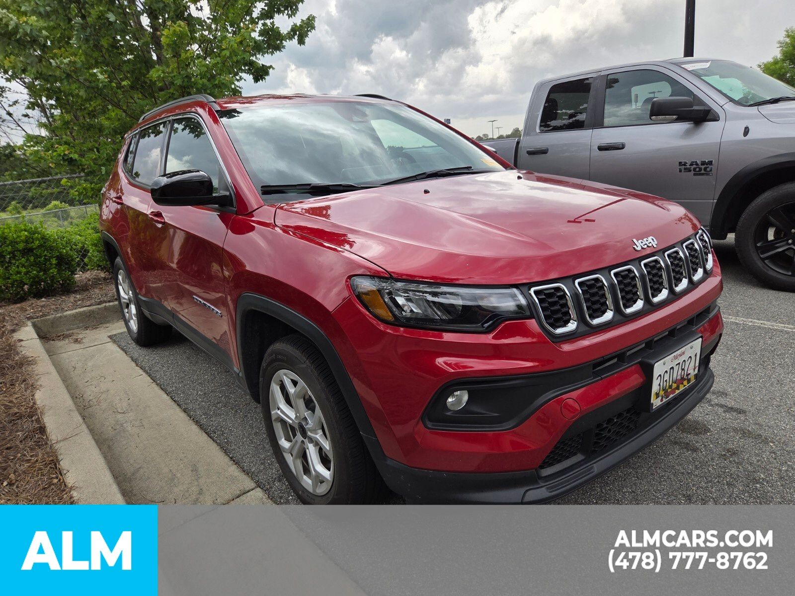 Used 2025 Red Hot Pearlcoat Jeep Latitude image 29