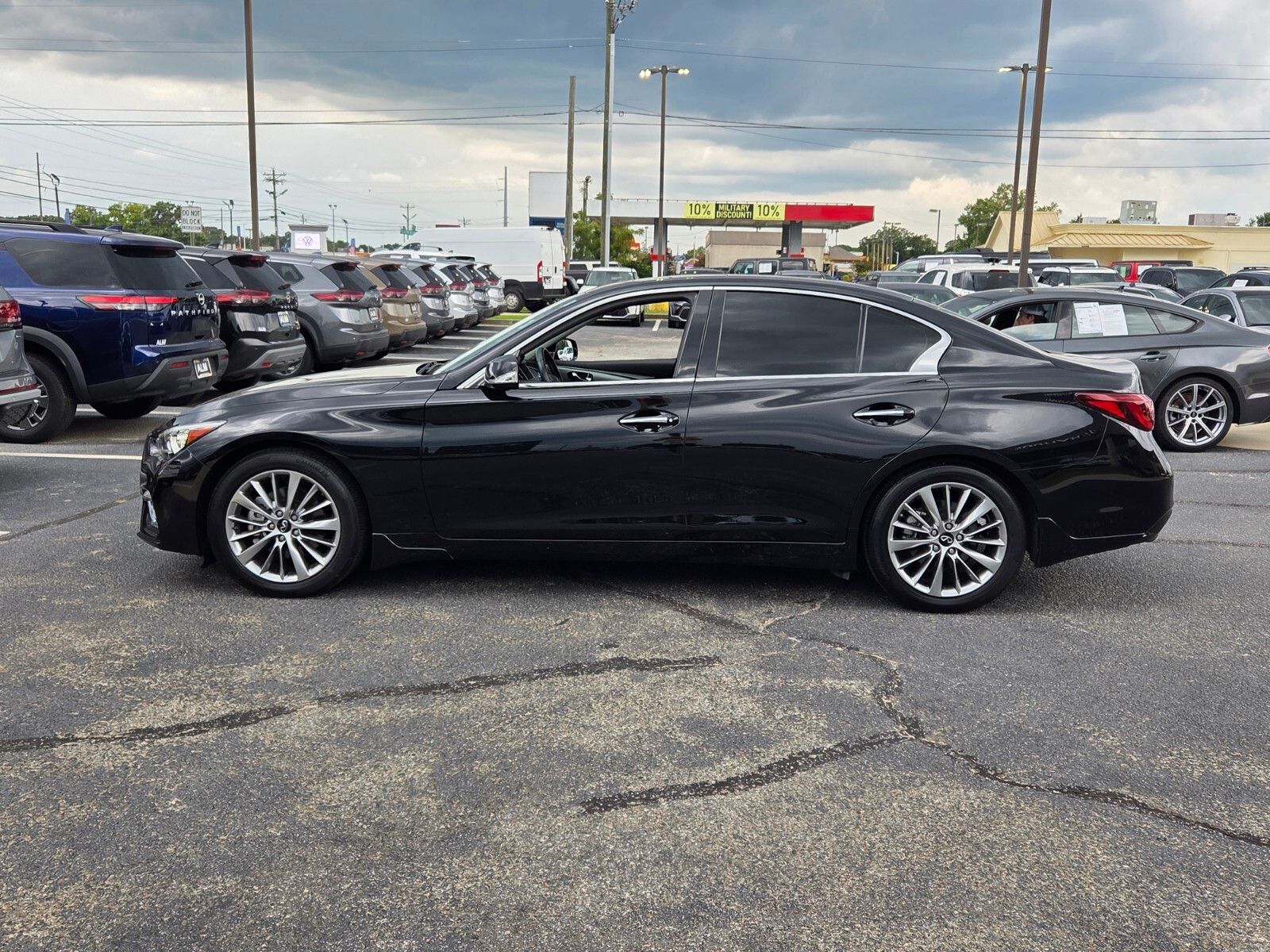 Used 2024 Black INFINITI LUXE image 4