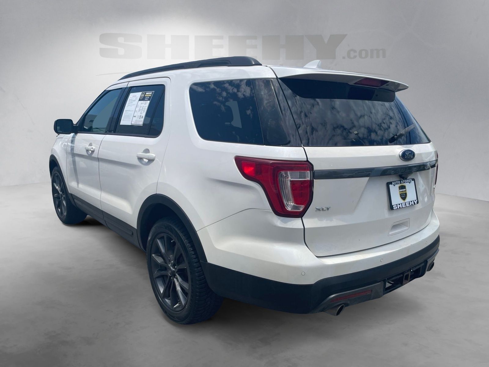 Used 2017 White Platinum Clearcoat Metallic Ford XLT image 8