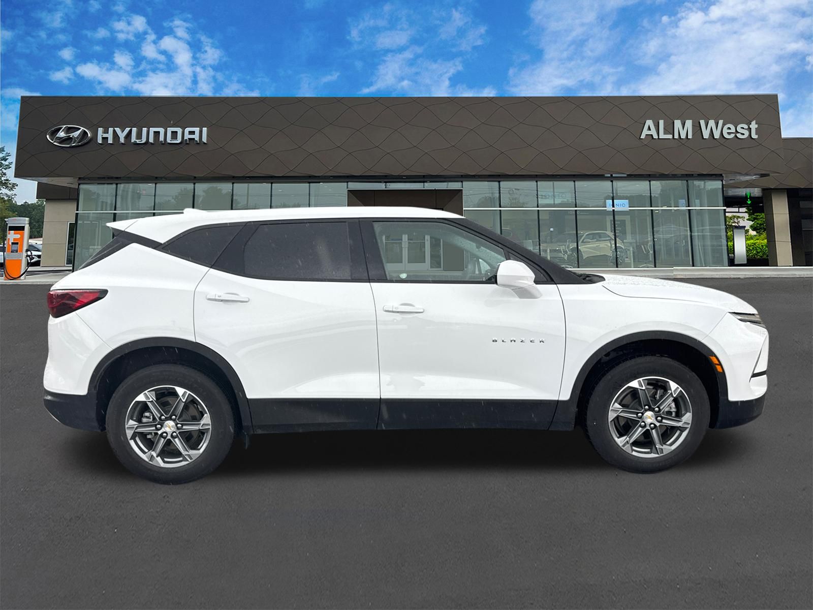 Used 2025 Summit White Chevrolet LT image 4