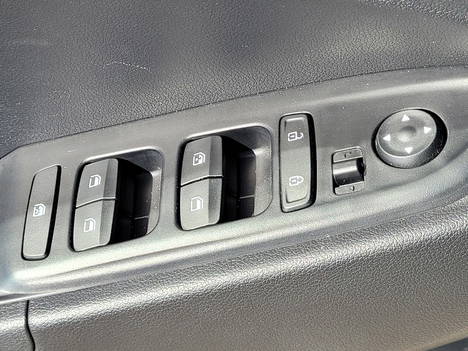 2025 Hyundai Venue SEL - Photo 23