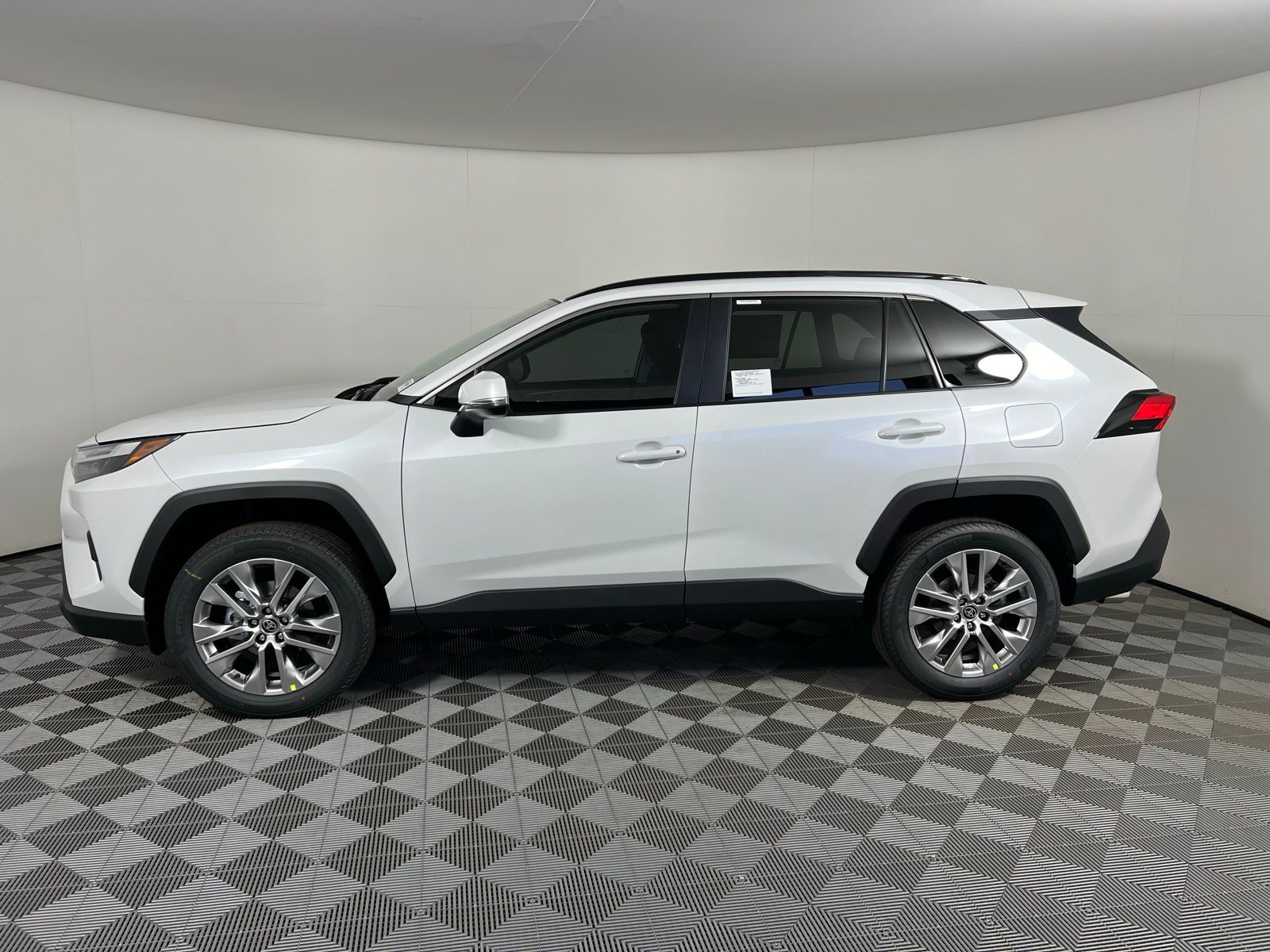 Thumbnail: 2022 Toyota RAV4 - 9