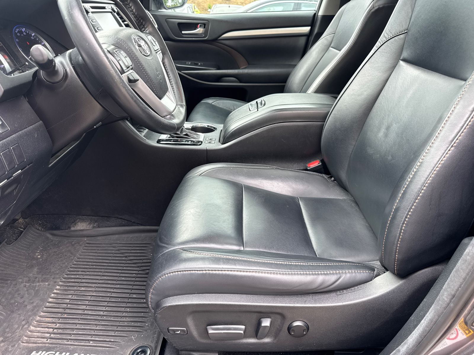 Used 2018 Gray Toyota XLE image 9