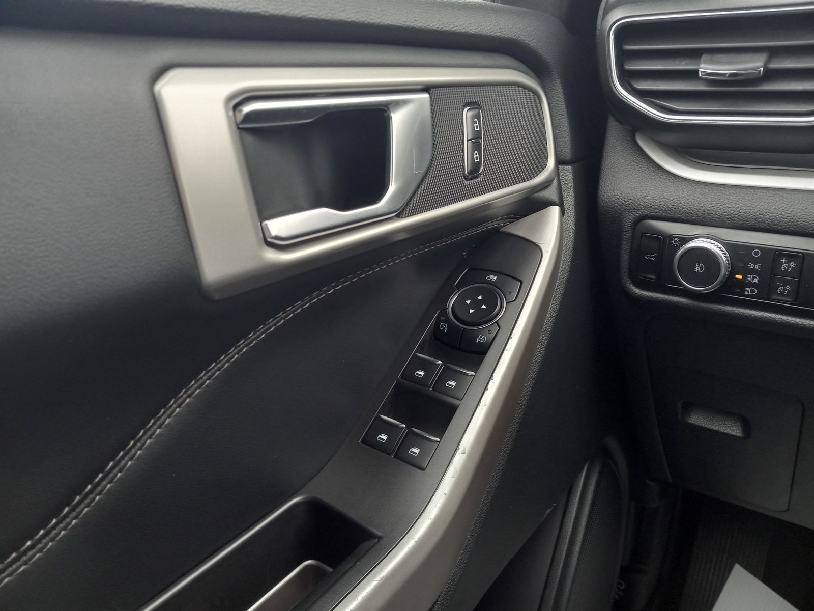 2023 Ford Explorer image 28