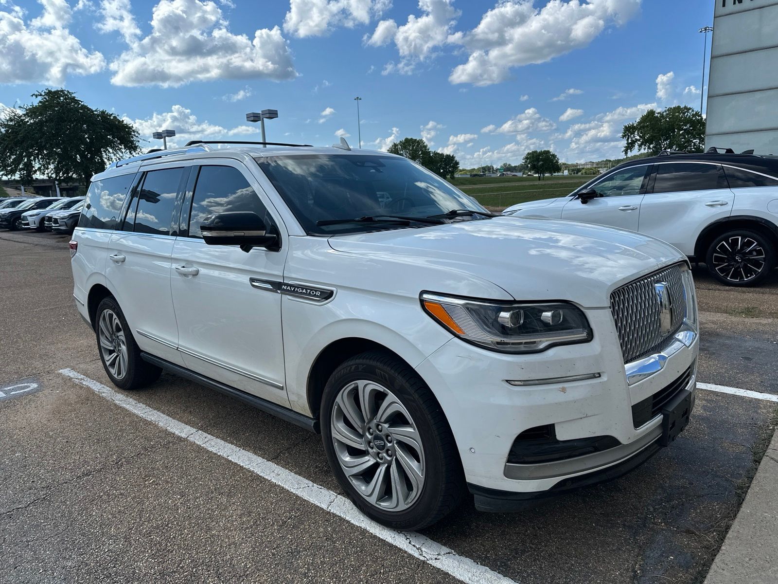 2023 Pristine White Metallic Tri-Coat Lincoln Navigator Reserve 4X4 SUV
