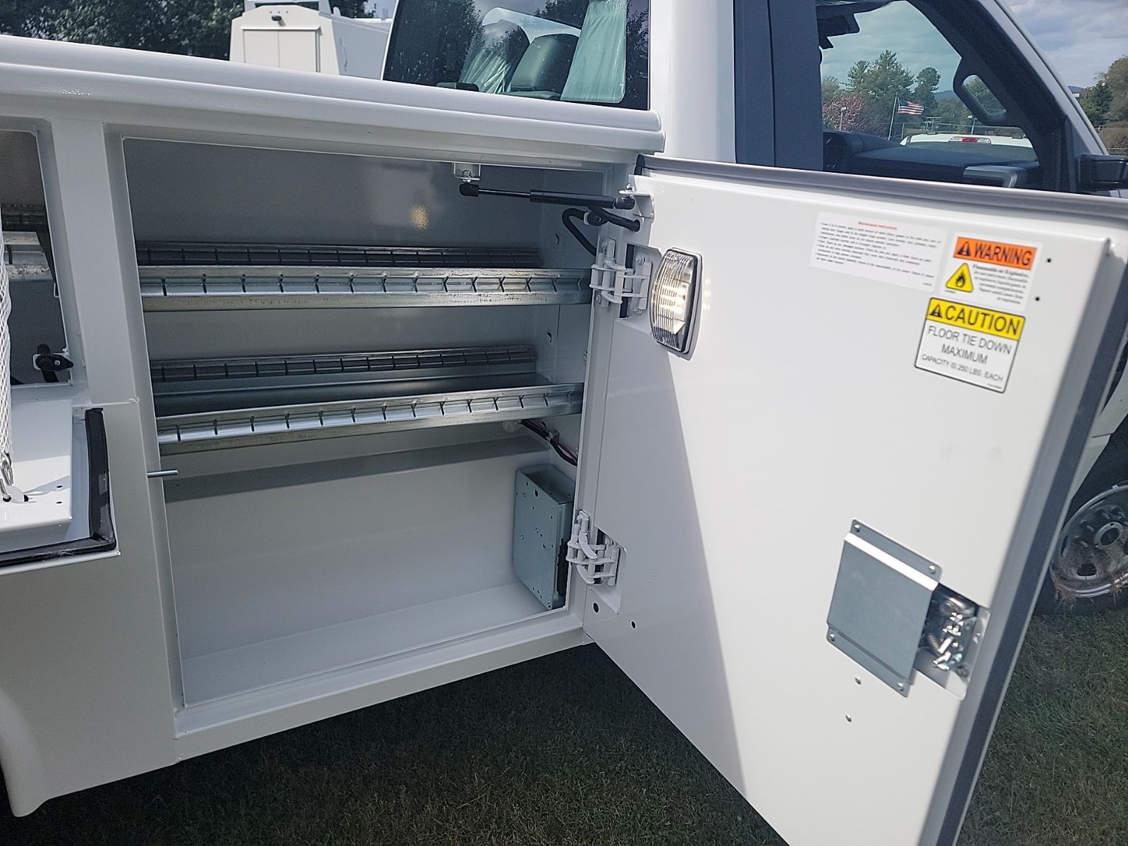 New 2025 Oxford White Ford XL image 4