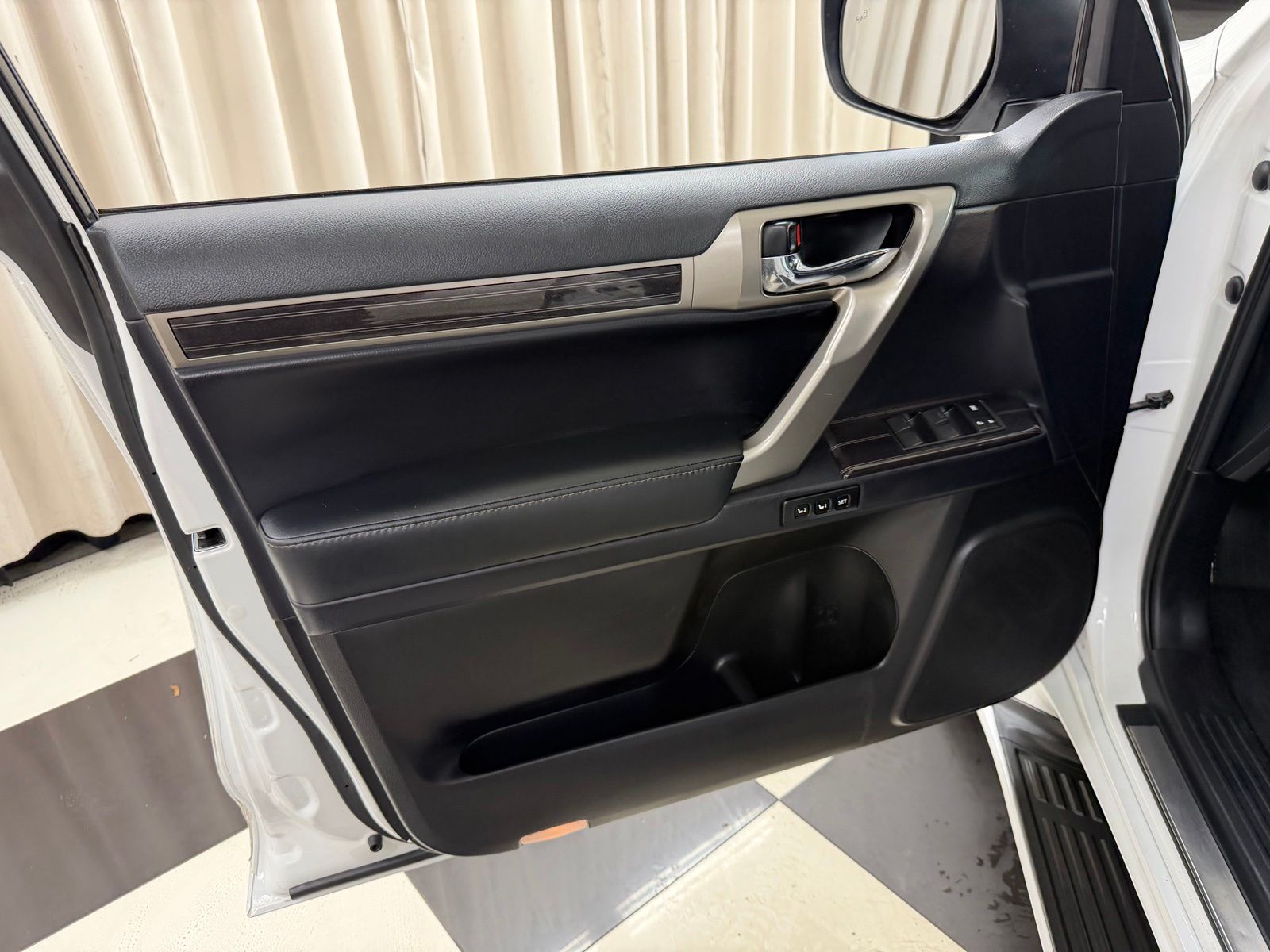 Used 2021  Lexus 460 image 30