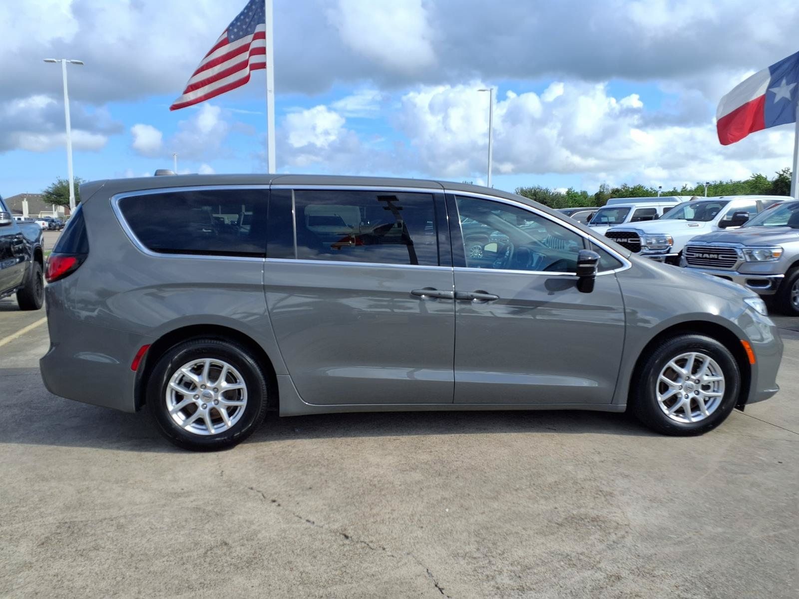 2025 Chrysler Pacifica Select - 3