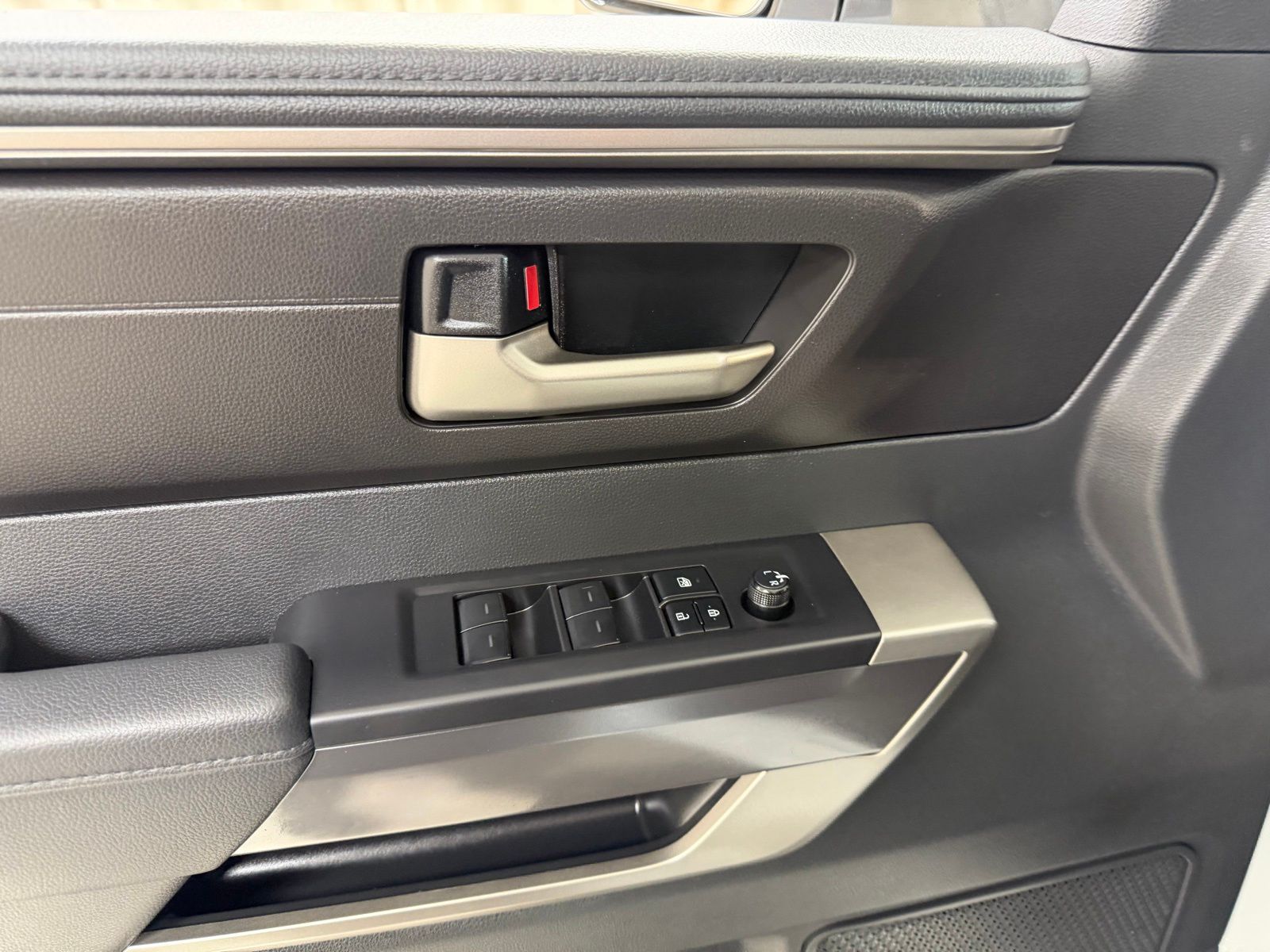 Used 2025 White Toyota SR5 image 27