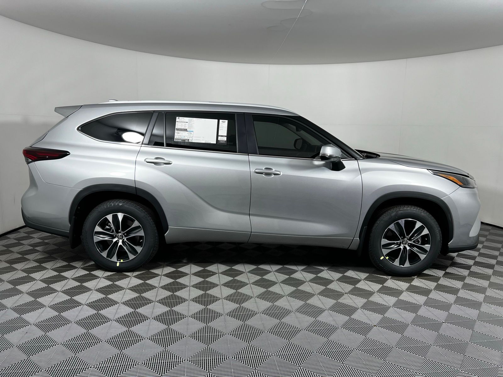 2025 Toyota Highlander XLE 4