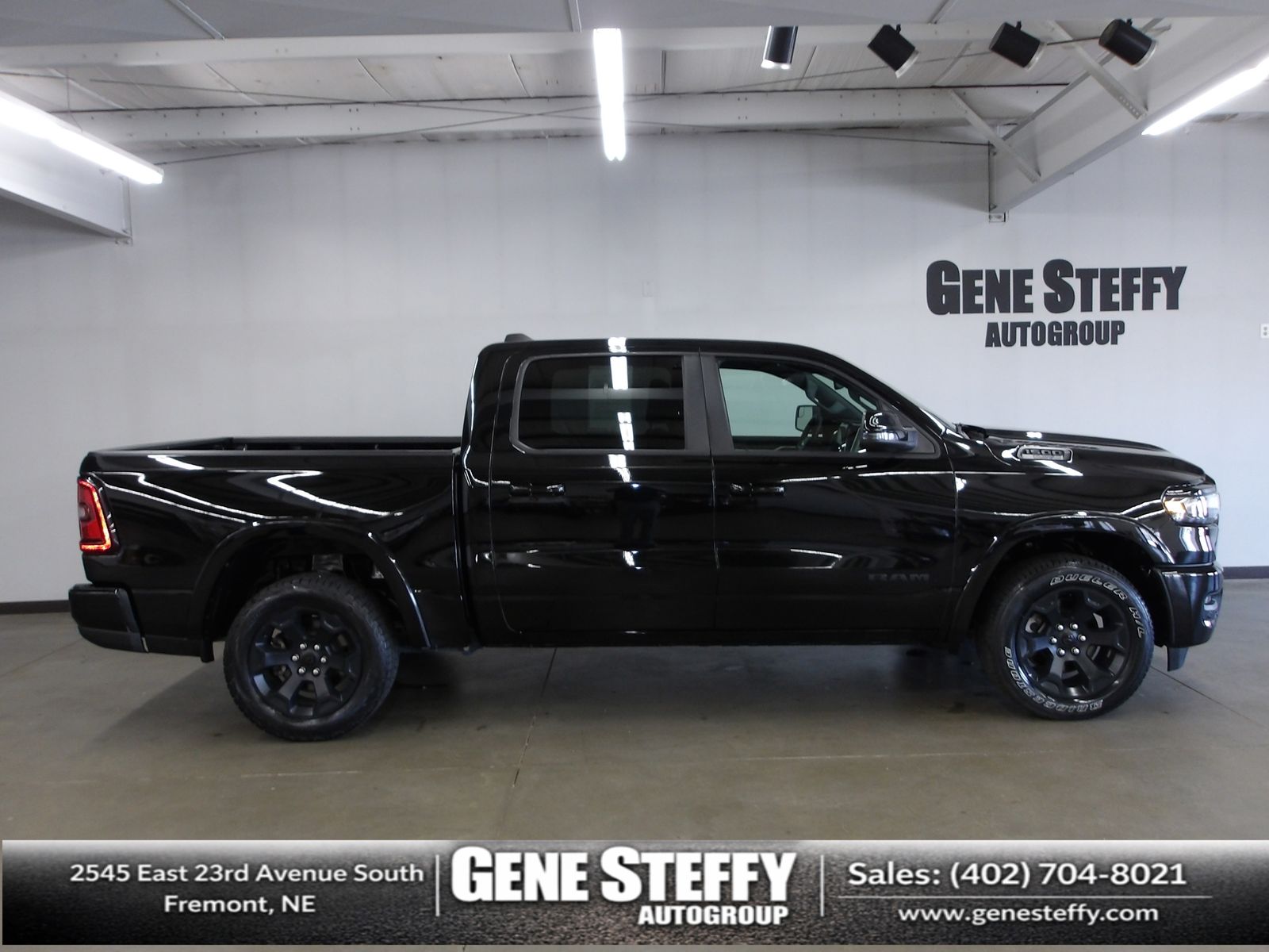 Diamond Black Crystal Pearlcoat 2025 RAM 1500 Big Horn Crew Cab 4WD Pickup Truck Four-Wheel Drive 8-Speed Automatic