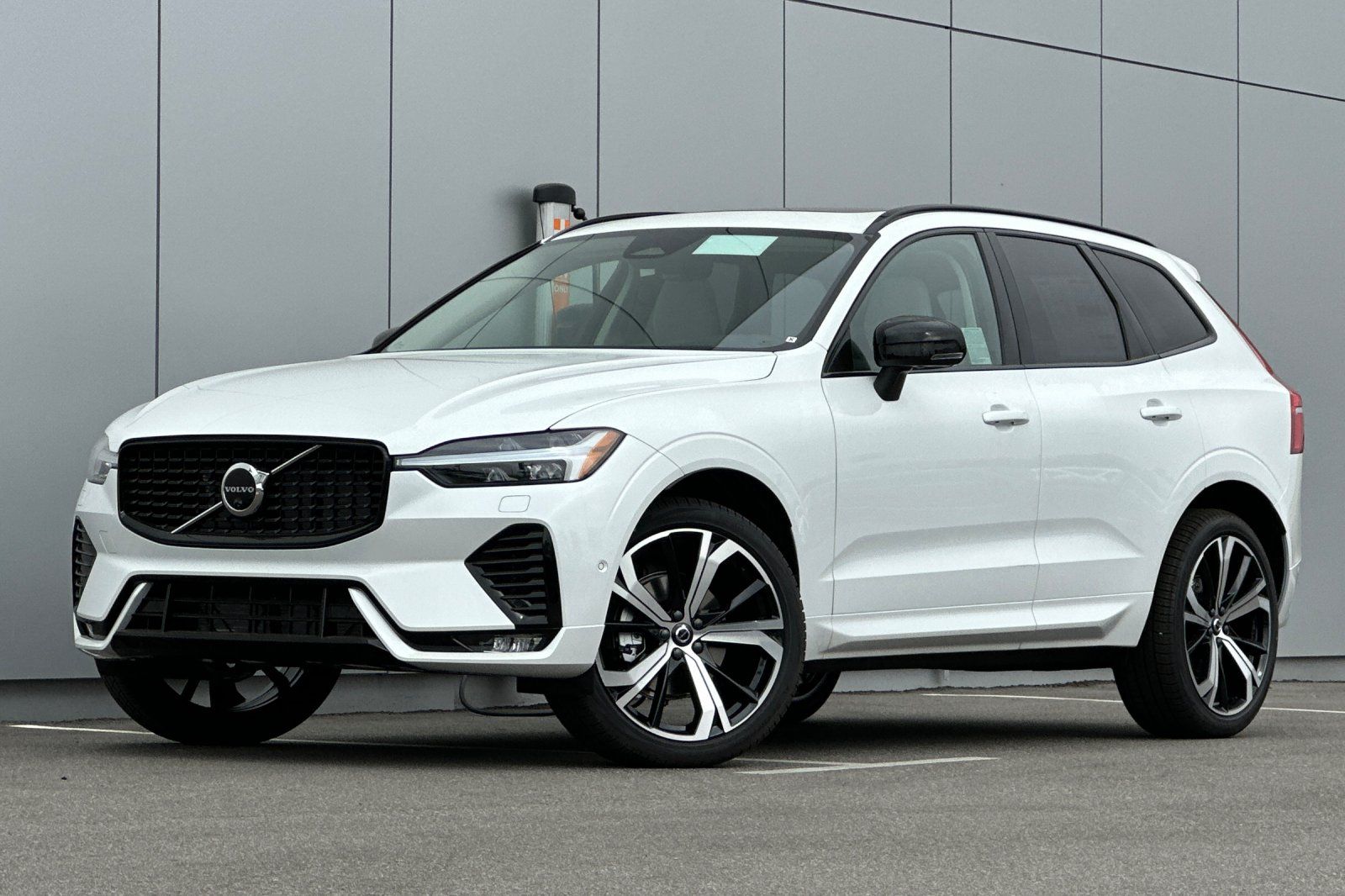 2025 Volvo XC60 B5 Ultra Dark Theme AWD
