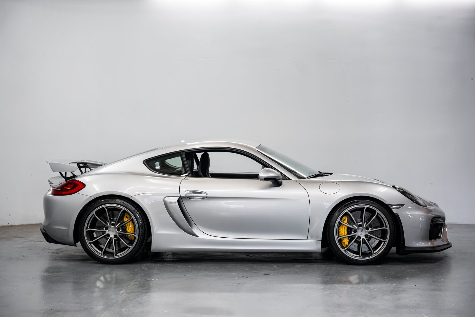 2016 Porsche Cayman GT4 — photo 2