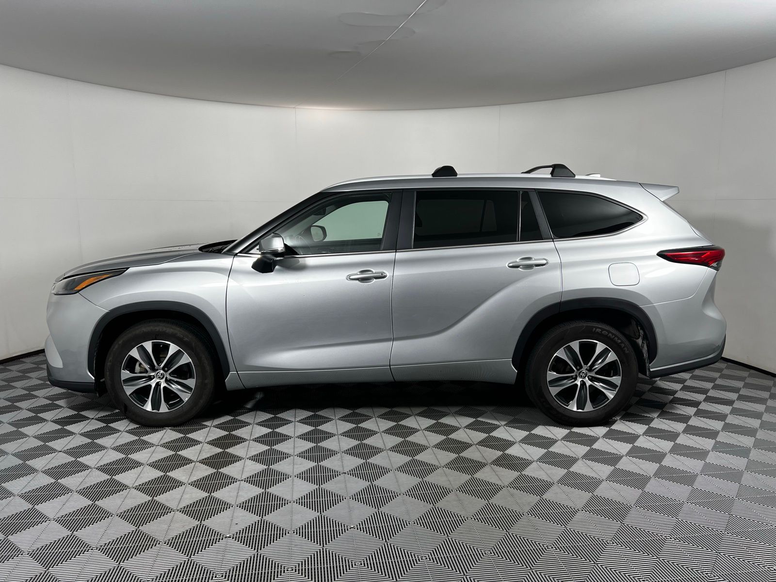 2023 Toyota Highlander XLE 8