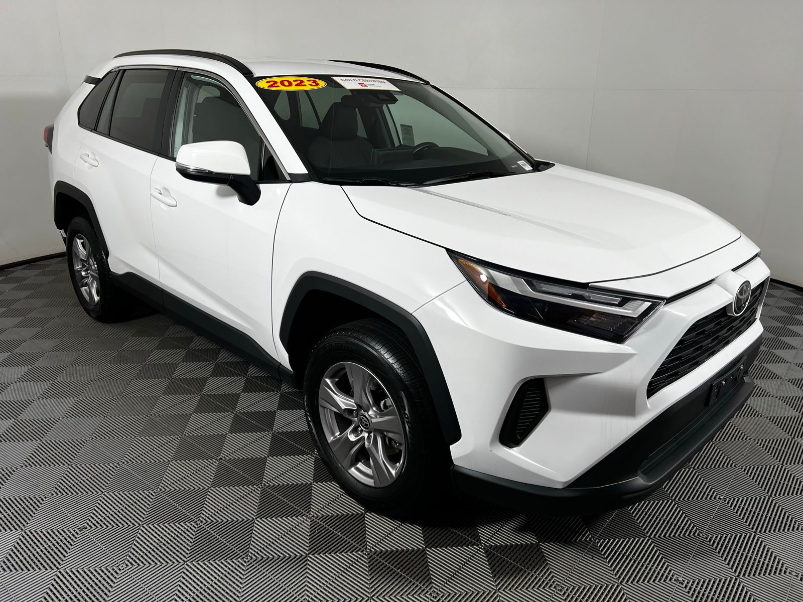 2023 Toyota RAV4 XLE 3