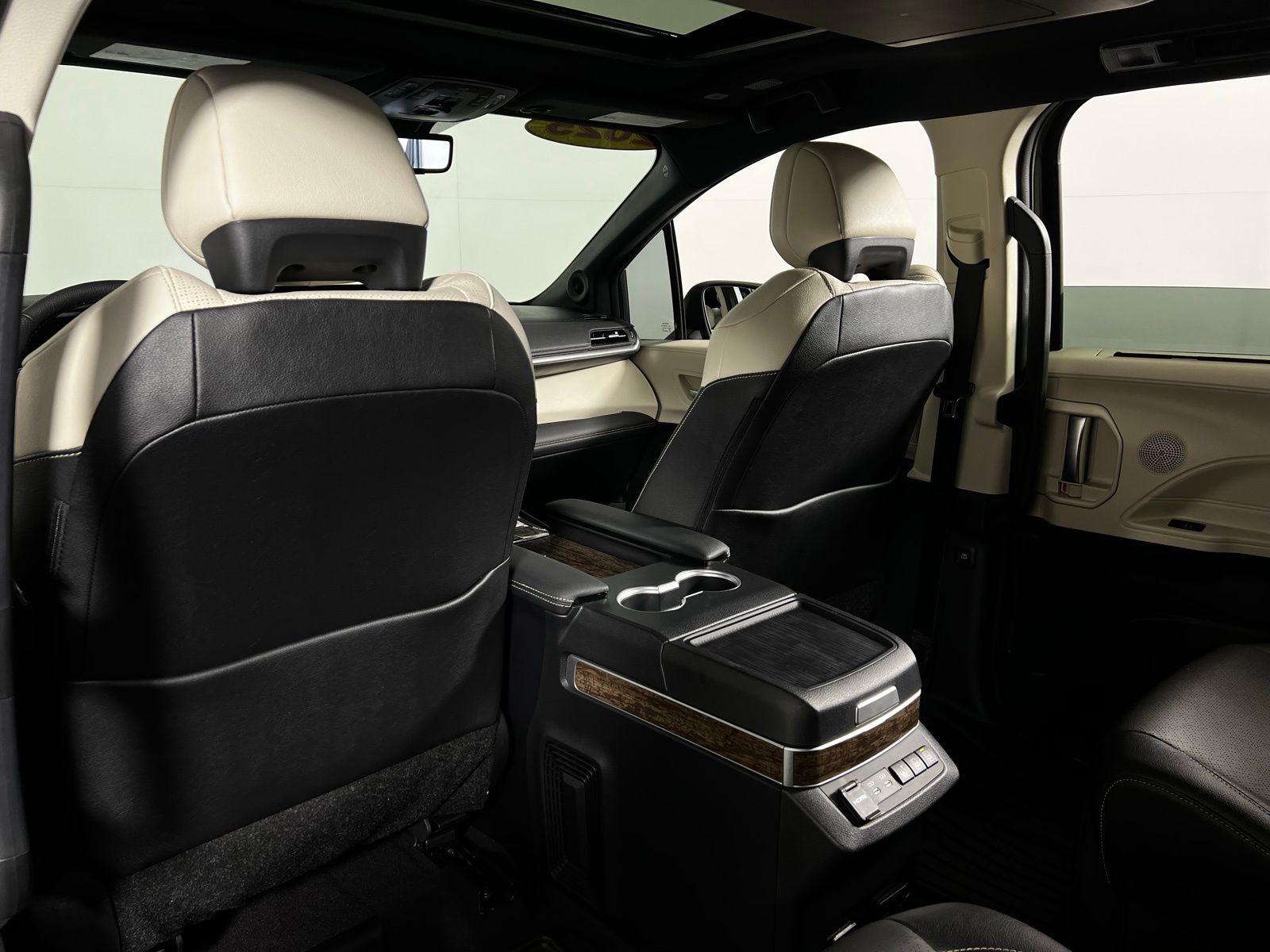 Thumbnail: 2025 Toyota Sienna - 23