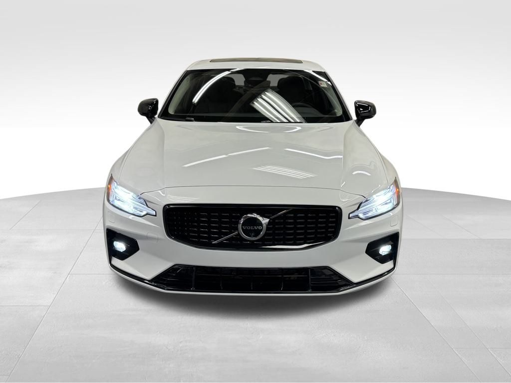 2024 Volvo S60 B5 Plus Dark Theme 5