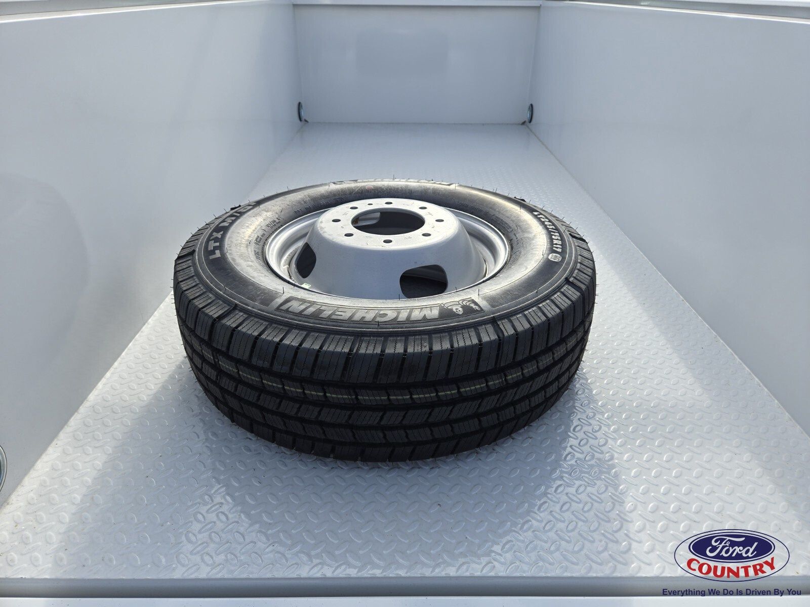 2025 Ford F-350 Super Duty Chassis Cab XL - Photo 10