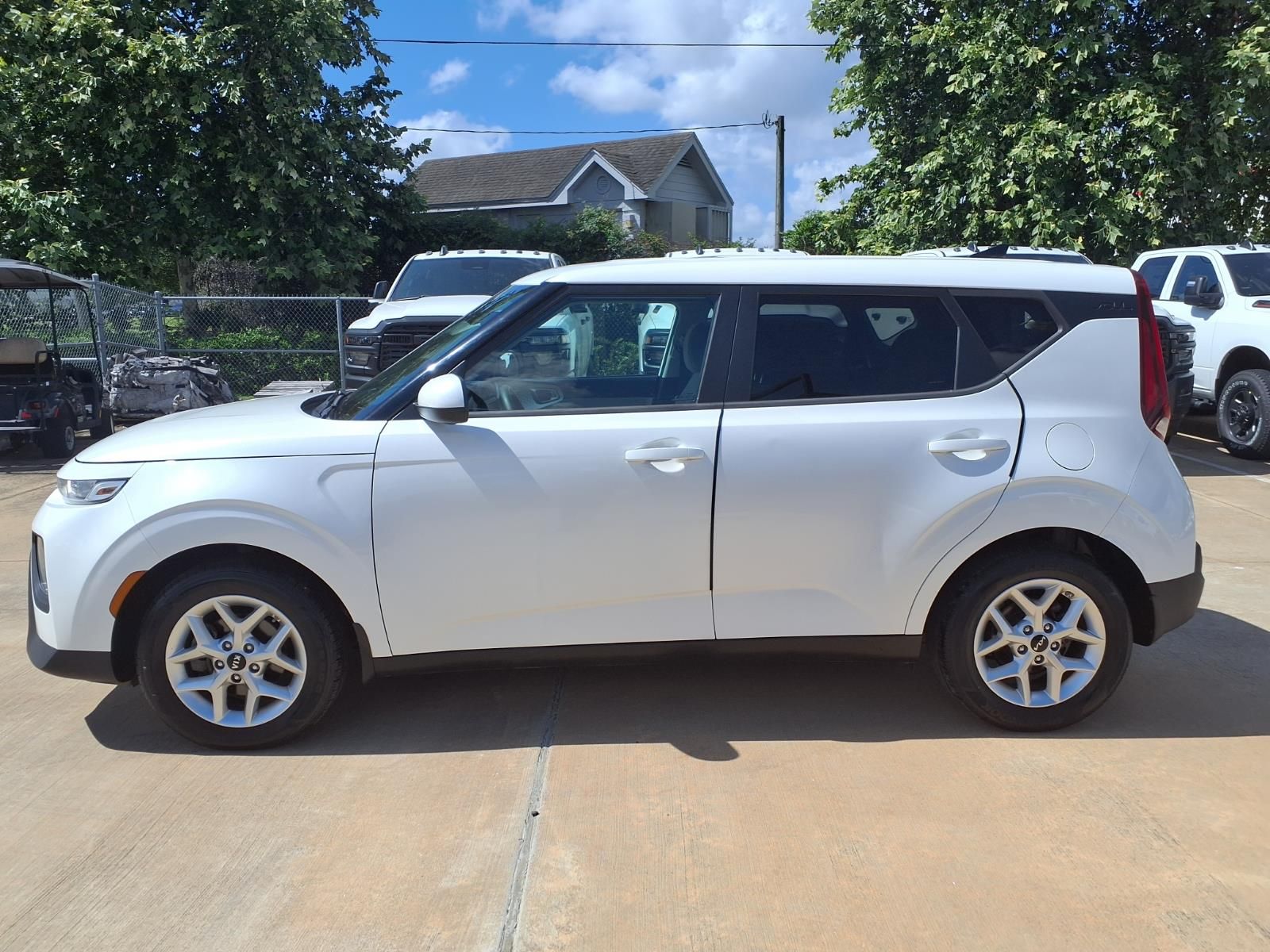 2022 Kia Soul LX White at Gullo Toyota